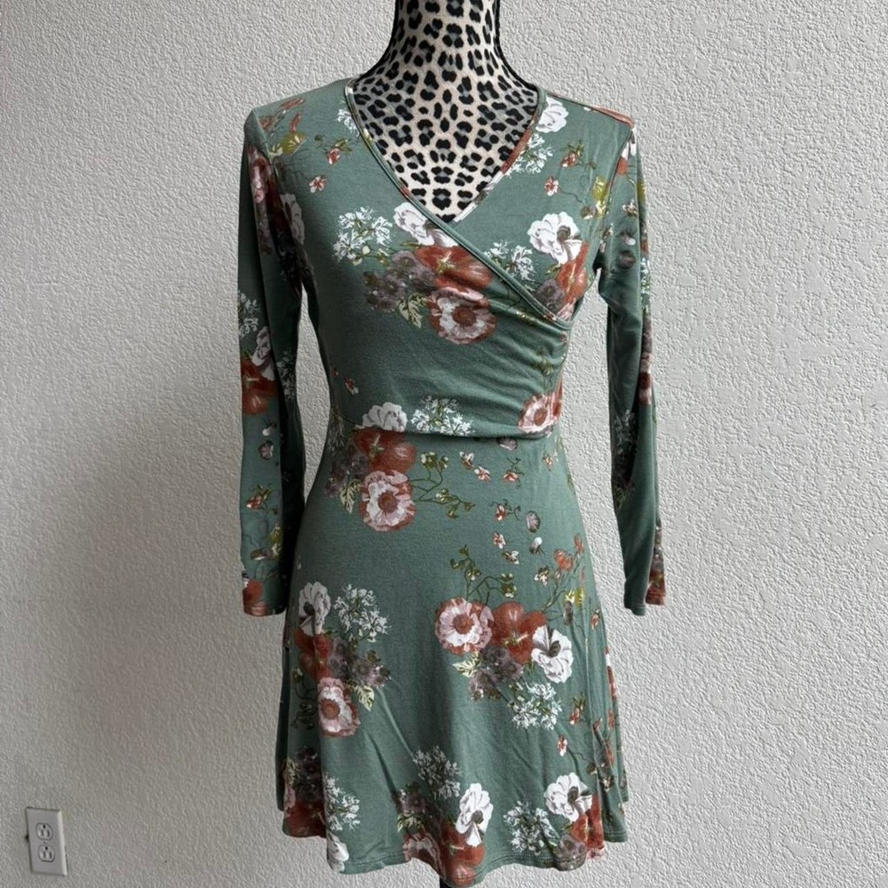 White fawn v-neck floral mini dress